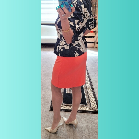 Gorgeous J.S. Collections short sleeved dress jacket - Picture 4 of 17